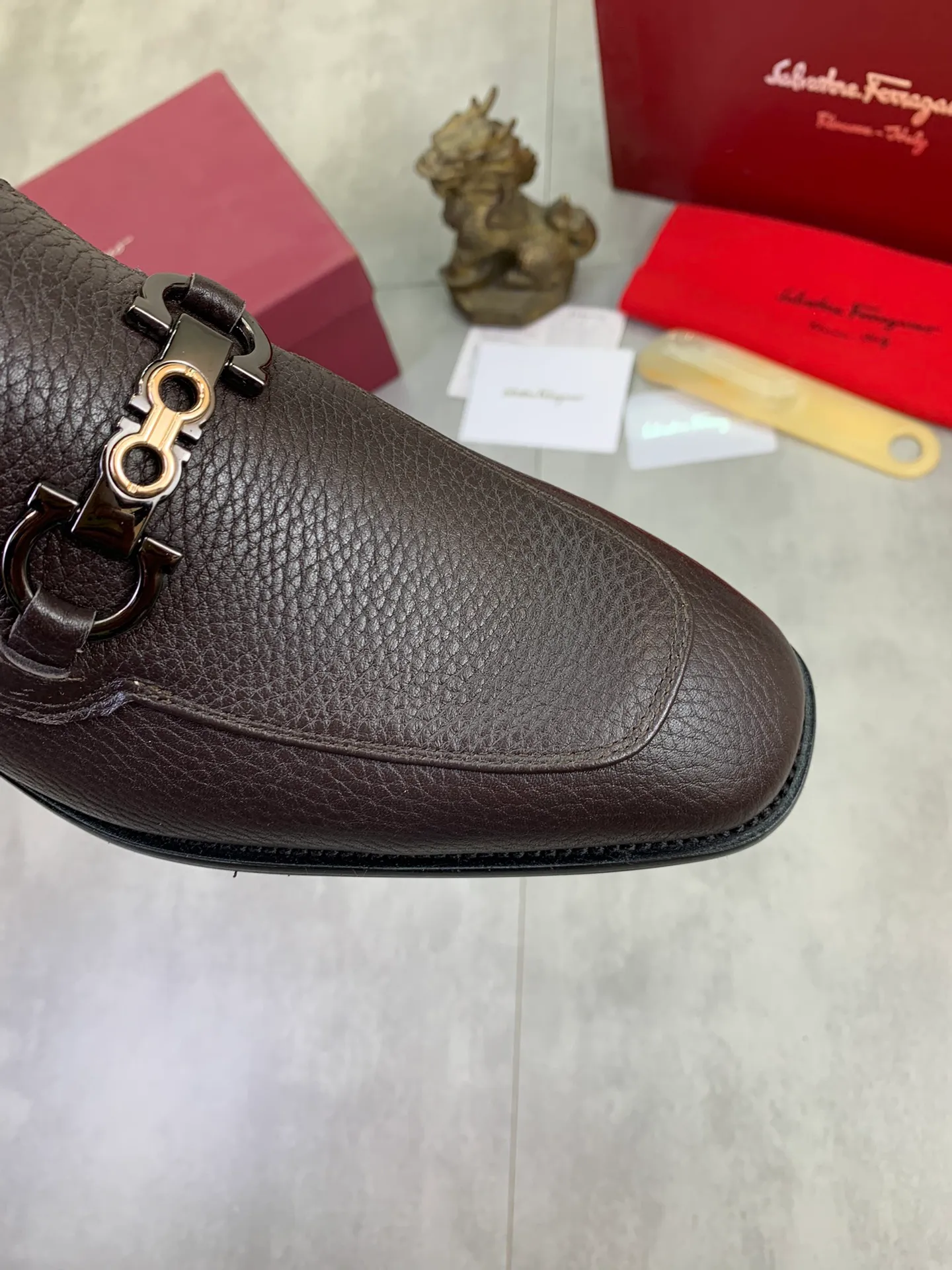 Men's Men's Shoes 💰P460💰[New Style] Water-dyed Niuli 🆘[Salvatore Ferragamo] Ferragamo's latest casual business leather shoes for men! Available at counters simultaneously! The fabric is made of specially imported original pebbled calfskin, and the lining is made of imported water-dyed cowhide. It is absolutely luxurious and leads the fashion trend. Matching code: 38-47 black and brown optional